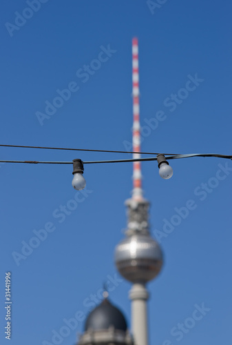 Foto: Glühlampen vor dem Berliner Fernsehturm v1 Glühlampen vor dem Berliner Fernsehturm v1