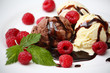 Schoko- u. Vanilleeis mit Himbeeren