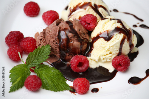 Foto: Vanille- und Schokoeis mit Himbeeren Vanille- und Schokoeis mit Himbeeren