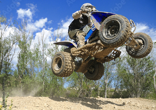 Foto: blue quad jumping blue quad jumping
