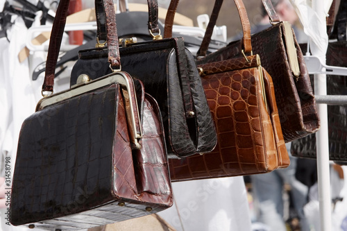 Photo: Gebrauchte Handtaschen zum Verkauf auf dem Flohmarkt. Gebrauchte Handtaschen zum Verkauf auf dem Flohmarkt.