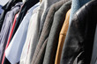 Gebrauchte Bekleidung zum Verkauf auf dem Flohmarkt