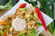 Asiatische Gemüsepfanne mit Hähnchenfleisch auf Reis