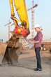 Jeune architecte travaillant en exterieur sur un chantier Jeune architecte travaillant en exterieur sur un chantier