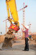 Jeune architecte travaillant en exterieur sur un chantier Jeune architecte travaillant en exterieur sur un chantier