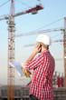 Jeune architecte travaillant en exterieur sur un chantier Jeune architecte travaillant en exterieur sur un chantier