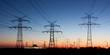 Strommasten in der Abenddämmerung, am Horizont Kernkraftwerk Strommasten in der Abenddämmerung, am Horizont Kernkraftwerk