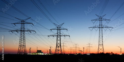 Photo: Strommasten in der Abenddämmerung, am Horizont Kernkraftwerk Strommasten in der Abenddämmerung, am Horizont Kernkraftwerk
