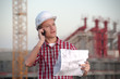 Jeune architecte travaillant en exterieur sur un chantier Jeune architecte travaillant en exterieur sur un chantier