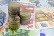 Euro-Münzen mit Geldscheinen