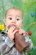 Baby isst Schokoladenhase