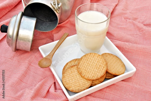 Foto: Bodegon de leche con galletas Bodegon de leche con galletas