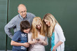 schüler spielen mit handy im klassenzimmer