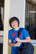 ein junge in der schule