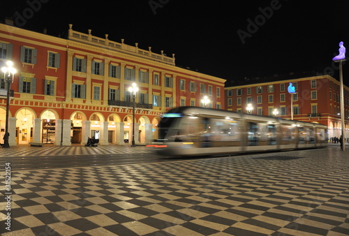 Photo: Tramway à grande vitesse de nuit Nice Côte d'Azur Tramway à grande vitesse de nuit Nice Côte d'Azur