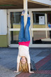 mädchen macht handstand auf dem schulhof