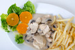 Sahnegeschnetzeltes mit Poomes an Orangensalat