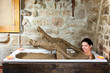 Frau in Badewanne mit Lehm