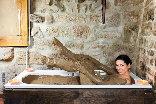 Photo: Frau in Badewanne mit Lehm Frau in Badewanne mit Lehm