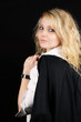 Schulterblick einer jungen blonden Frau