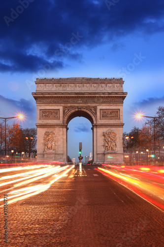 Foto: Paris, Famous Arc de Triumph at evening , France Paris, Famous Arc de Triumph at evening , France