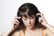 jeune fille zen écoutant de la musique