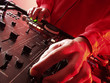 Foto: Disc jokey en acción. Disc jokey en acción.