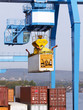 Verladebrücke mit Containern