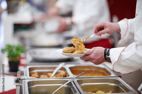 Foto: Koch serviert am Buffet Koch serviert am Buffet