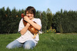 Junge mit Huhn