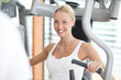 hübsche Frau im Fitnesscenter