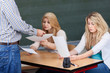 lehrer verteilt eine schwierige klassenarbeit