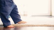 Vídeo: Baby boy walking his first steps, slow motion, dolly shot Baby boy walking his first steps, slow motion, dolly shot