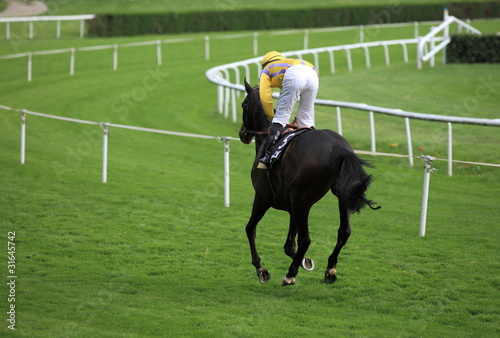 Photo: jockey sur champ de course hippique jockey sur champ de course hippique