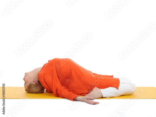 Foto: series or yoga photos. young woman in fish pose on yellow pilate series or yoga photos. young woman in fish pose on yellow pilate