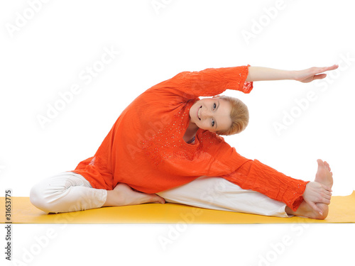 Foto: series or yoga photos. young woman streching on yellow pilates m series or yoga photos. young woman streching on yellow pilates m