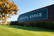 wegweiser zur driving range auf dem golfplatz