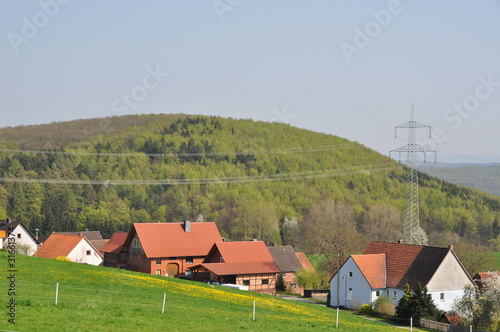 Foto: Hochspannungsleitung im Dorf Hochspannungsleitung im Dorf