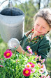 Kind gießt die Blumen Kind gießt die Blumen