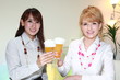 ビールで乾杯する２人の女性