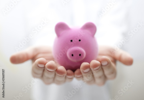 Foto: Man holding piggy bank. Shallow DOF Man holding piggy bank. Shallow DOF