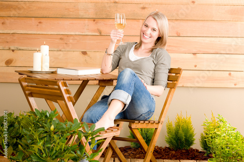 Foto: Garden happy woman enjoy glass wine terrace Garden happy woman enjoy glass wine terrace