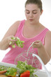 Femme forte au régime salade