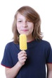 Foto: Junge mit Eis am Stiel Junge mit Eis am Stiel