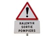 Panneau de danger ' Ralentir Sortie Pompiers '