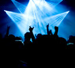 Jubelnde Konzertbesucher auf Rock-Konzert