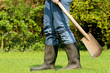 Gartenarbeiter mit Spaten