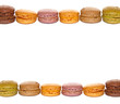 Macarons alignés, fond blanc