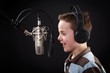 junge singt ins mikrofon