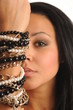 junge frau zeigt schmuck